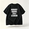 T-shirt Casual a Manica Corta Nessuno Sa Che Sono Lesbica Stampa Audace Bianca su NeroGrafica Casual Quotidiana Streetwear Unisex Maglietta Nera
