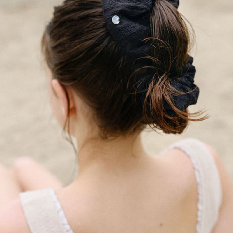 ANDNEEDS Punching scrunchie (black)