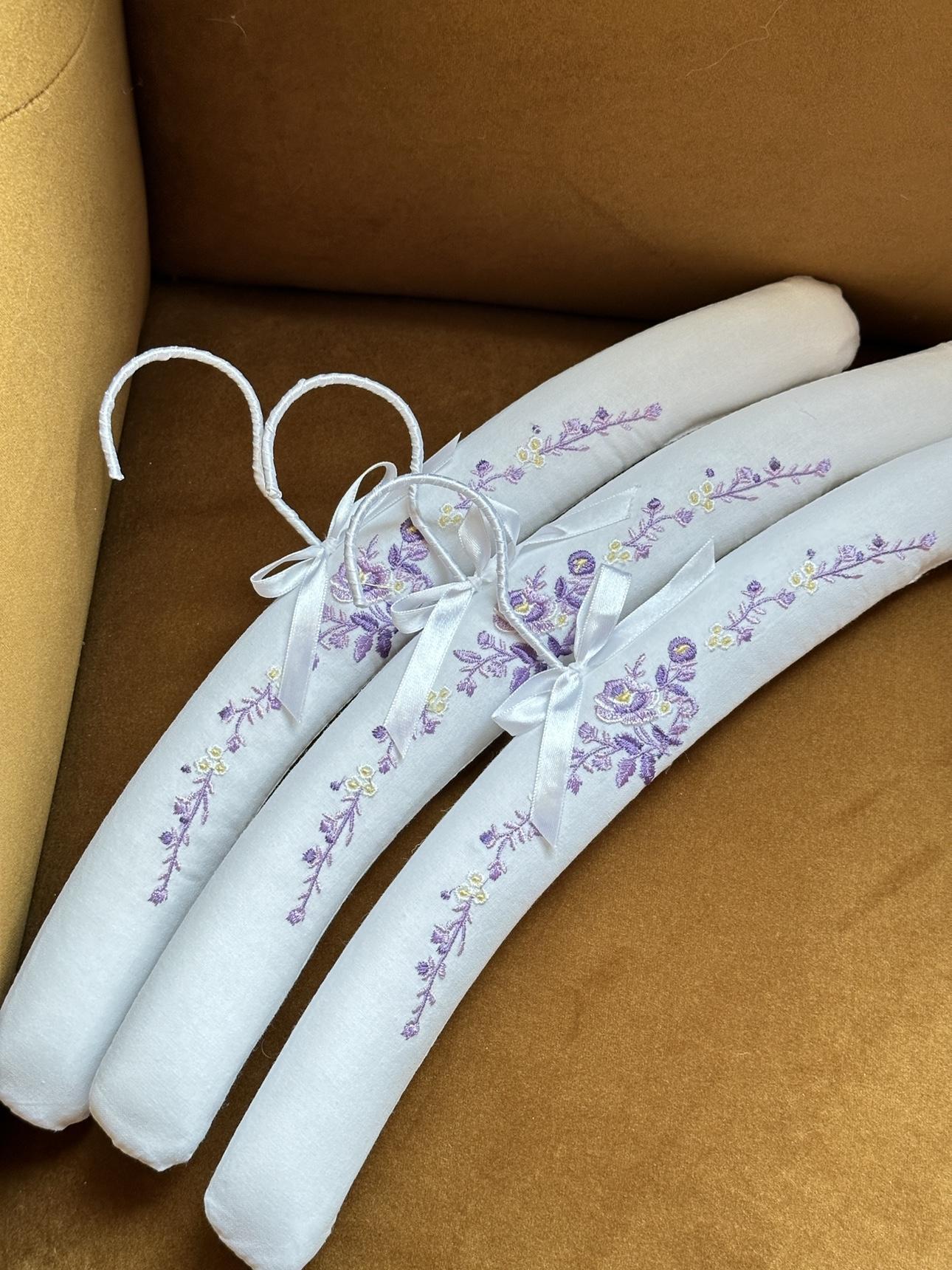 

Вешалка для взрослых 39 см с цветочной вышивкой и бантом в европейском стиле, кружевная, простая, современная, подходит для хранения в шкафу, для дома, 1 шт. 1pc