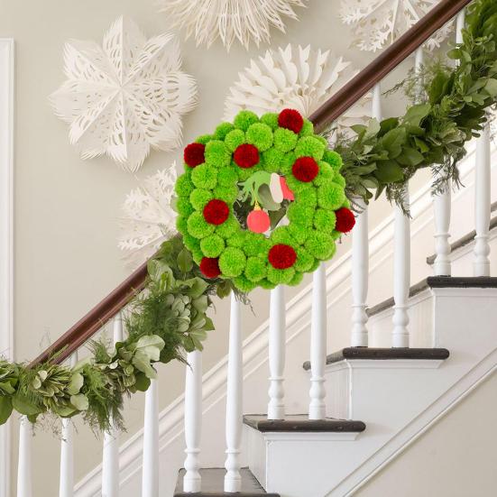 13 Zoll Weihnachtlich Grüner Elfenkranz für die Haustür Plüsch Pompom Ball Kranz mit Hölzerner Elfenhand für Winter Wand Fenster Kamin Tür Baumdeko