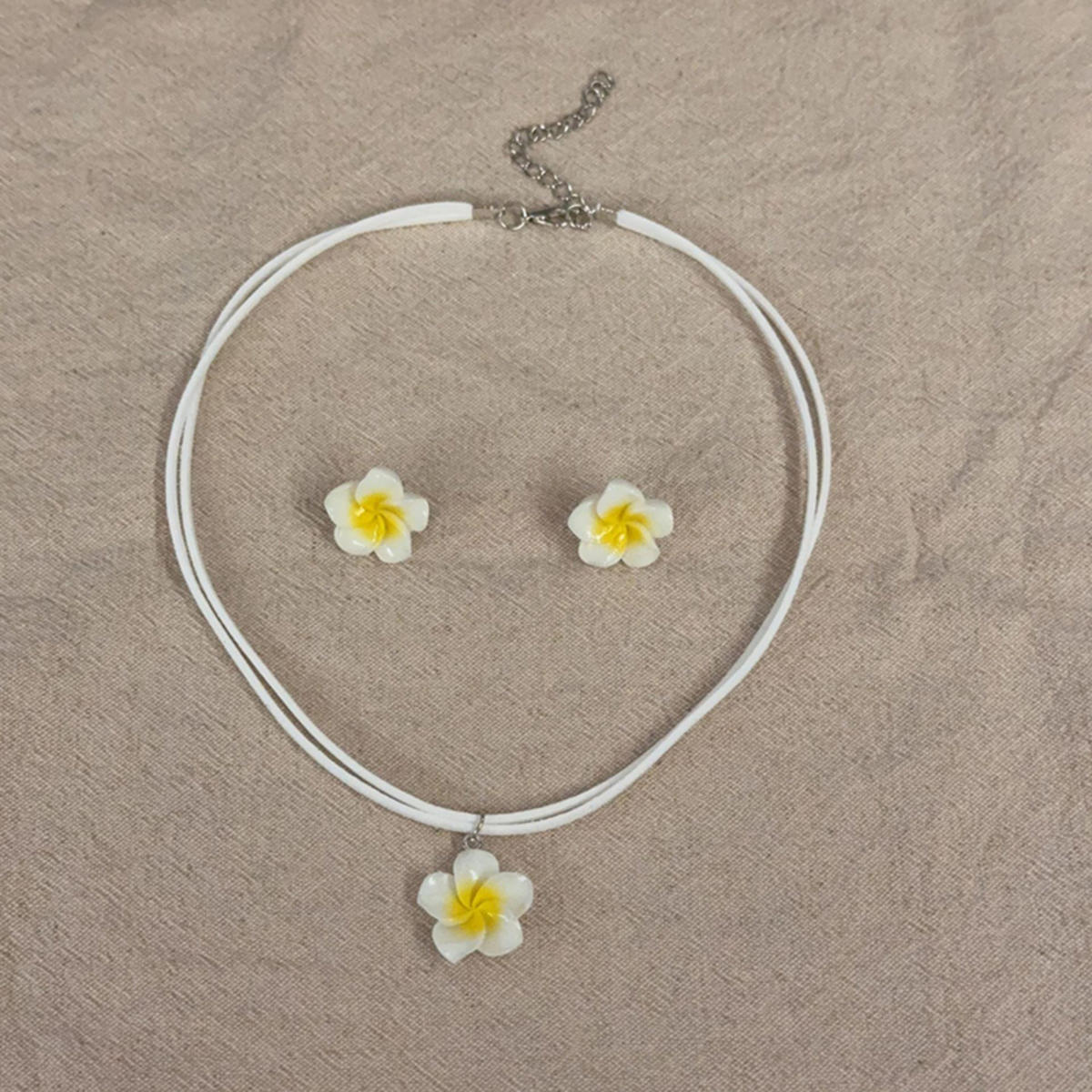 

Модный простой набор ожерелья и серег с цветком франжипани из смолы для женщин, ожерелье-чокер с цепочкой и цветком плюмерии градиентного цвета, пляжные украшения, подарок Necklace+Earrings белый