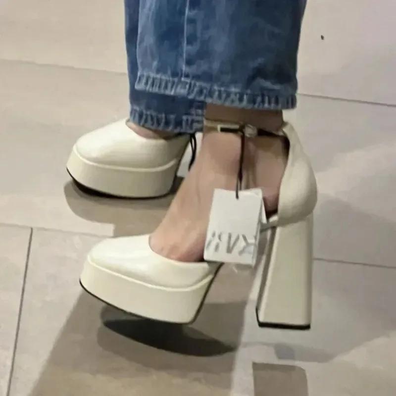 Moda 2024 Novos Sapatos Outono Salto Grosso Plataforma Impermeável Oco Sapatos Femininos Únicos