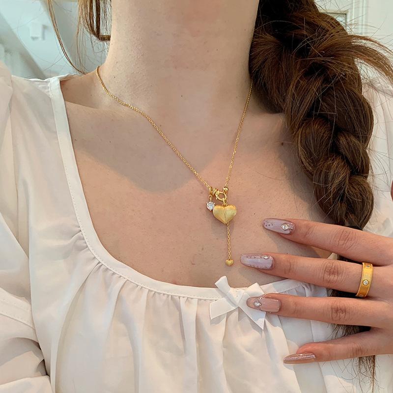 Vintage light luxury brushed heart-shaped necklace  classic design charms collarbone chain banquet wedding  gifts