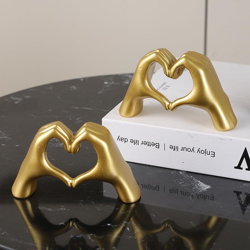 1PC love gesture resin ornament romantic confession ornament couple desktop home ornament Valentine's Day birthday gift