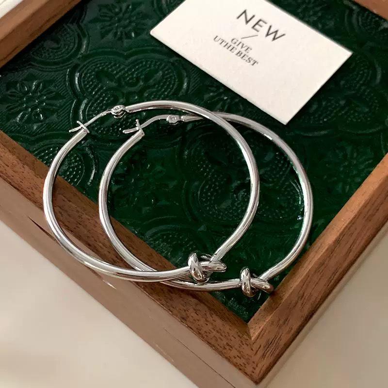 Европейские и американские двухцветные серьги-кольца с узлом: Роскошные золотые и серебряные круглые гвоздики для женщин. 4 cm серебряный