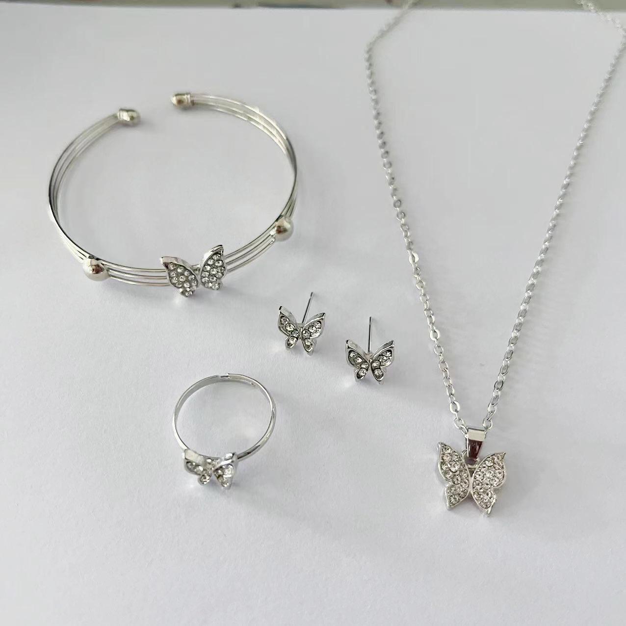 

Изысканный набор украшений с бабочками: Ожерелье, Серьги, Кольцо и Браслет - Европейский и Американский стиль