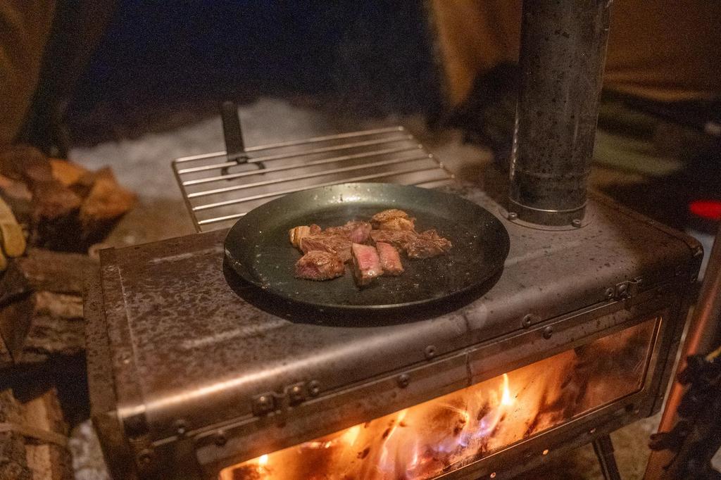 The More You Use It, the Better It Gets. Made In Japan, This Hard-tempered Iron Frying Pan (24.5cm) Is Perfect for Outdoor and Camping Use.