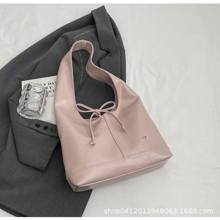 

Korean version lace-up bow armpit big bag 2025 new large-capacity explosive tote bag fashionable commuter shoulder bag розовый