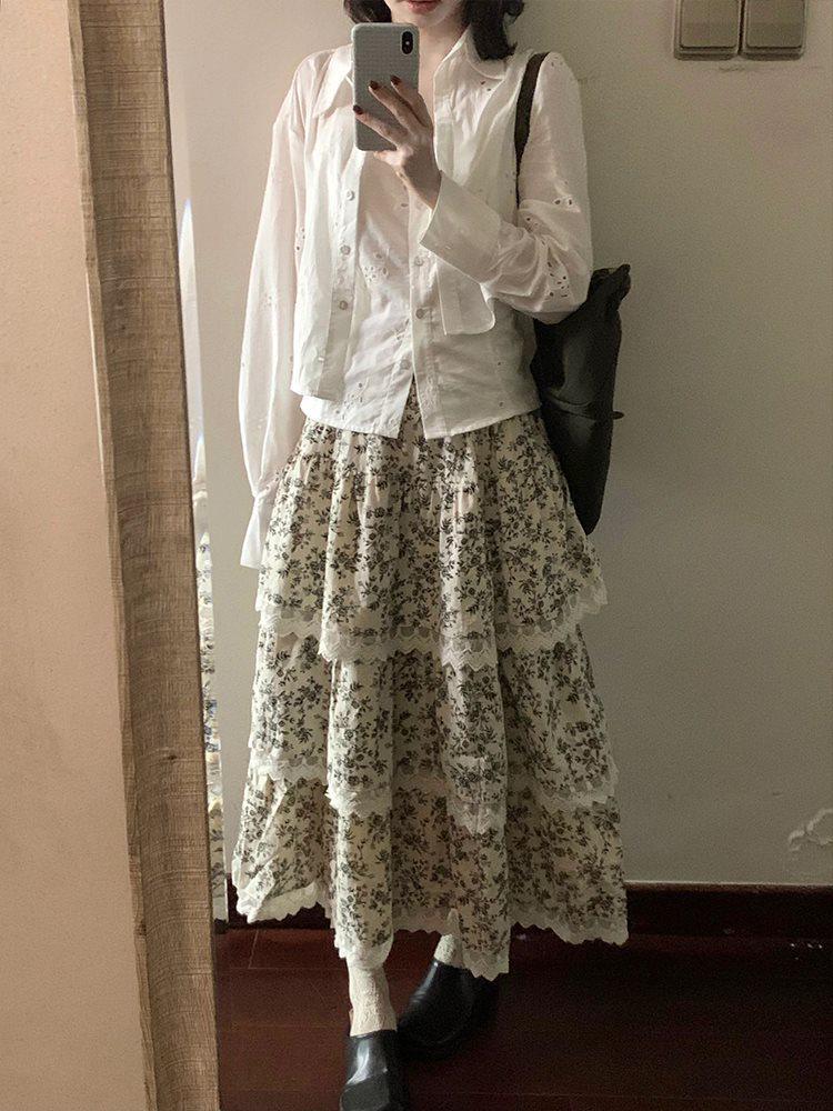 Vintage zweiteiliges Set mit floraler Stickerei: Französisches Lochmusterhemd & Midirock