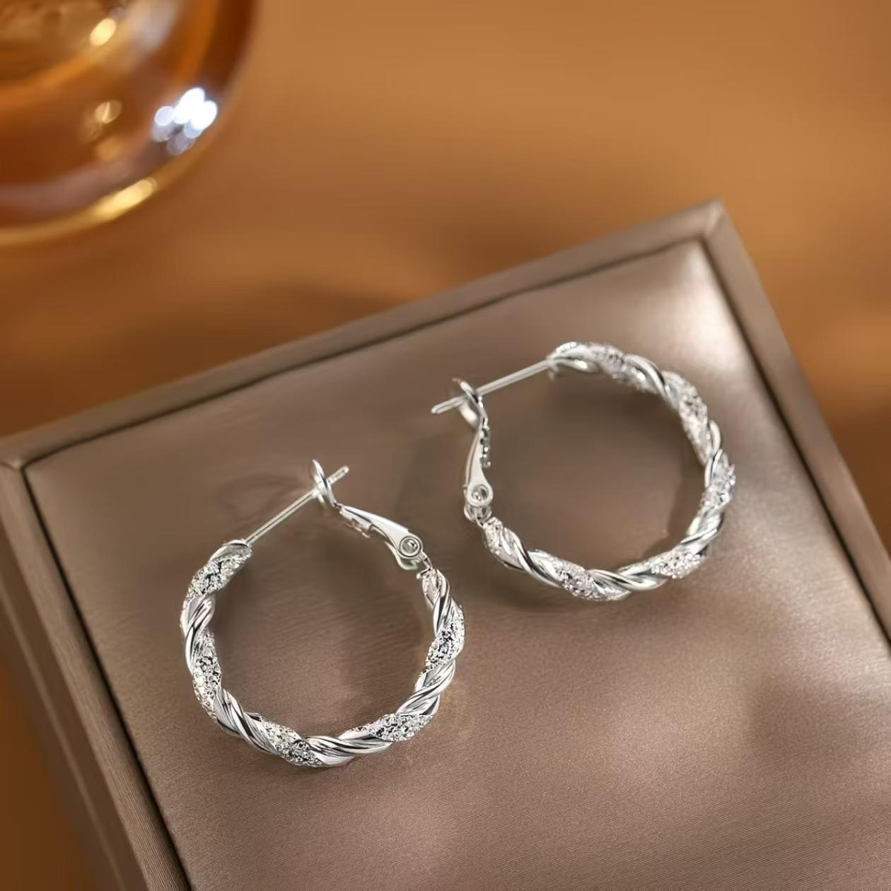 Silver Twisted Rope Rhinestone Hoop Earrings Sparkling Cubic Zirconia Inlaid Huggie Circle for Daily Date Wedding Holiday Gift серебряный