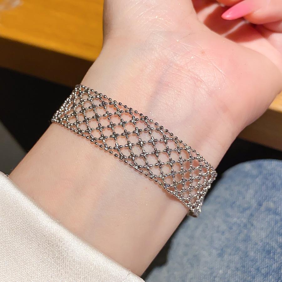 Crystal Beaded Bracelet - Flowing Light Style for Women, French Cool & Refined Design, Perfect for a Fresh Vacation Look.