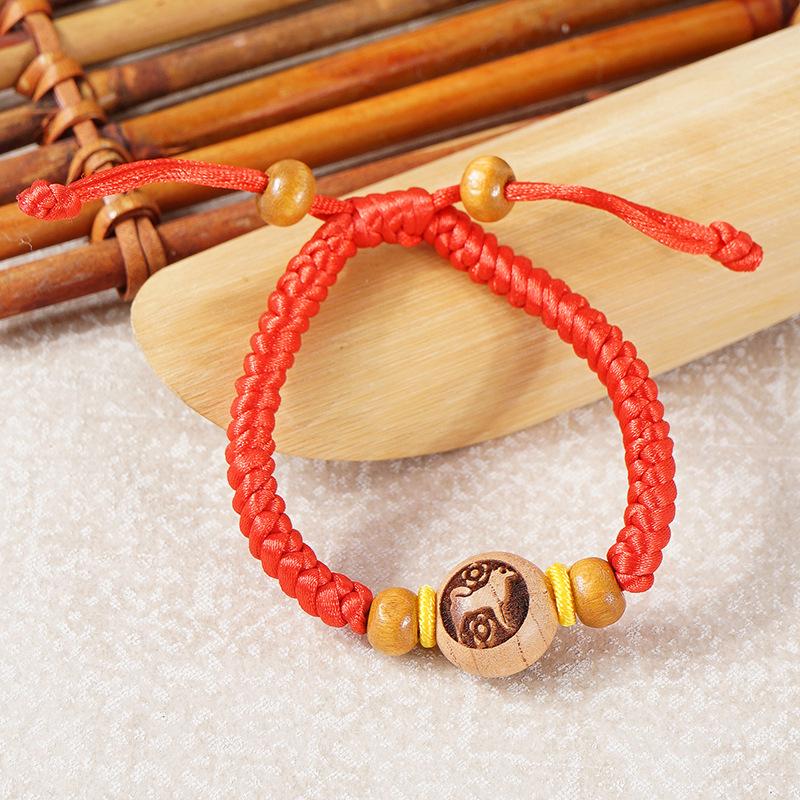 Браслет-бусина со знаком зодиака, вырезанная из персикового дерева, на красной нити