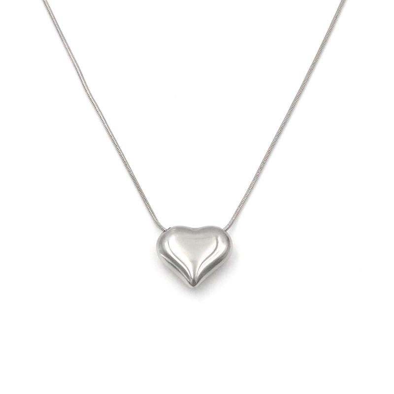 Chic 18k Gold Peach Heart Clavicle Chain: Minimalist 3D Pendant, Trendy Titanium Steel Necklace for Women