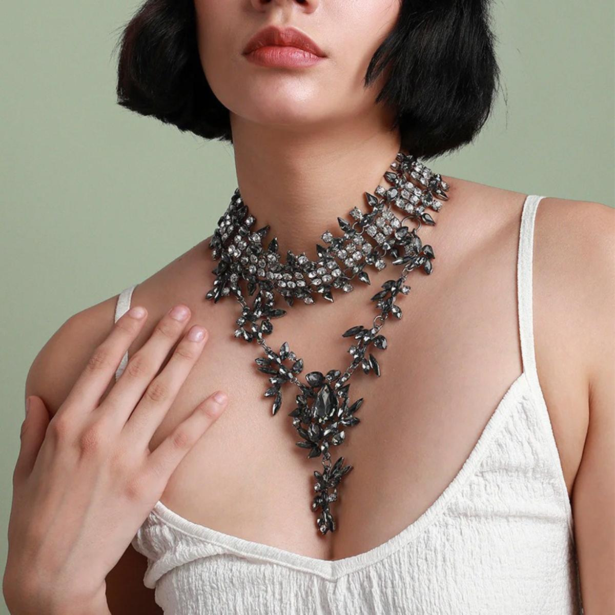

Эффектное женское геометрическое колье-чокер, цепочка на ключицу цвета оружейной стали со стразами для вечеринки и вечера