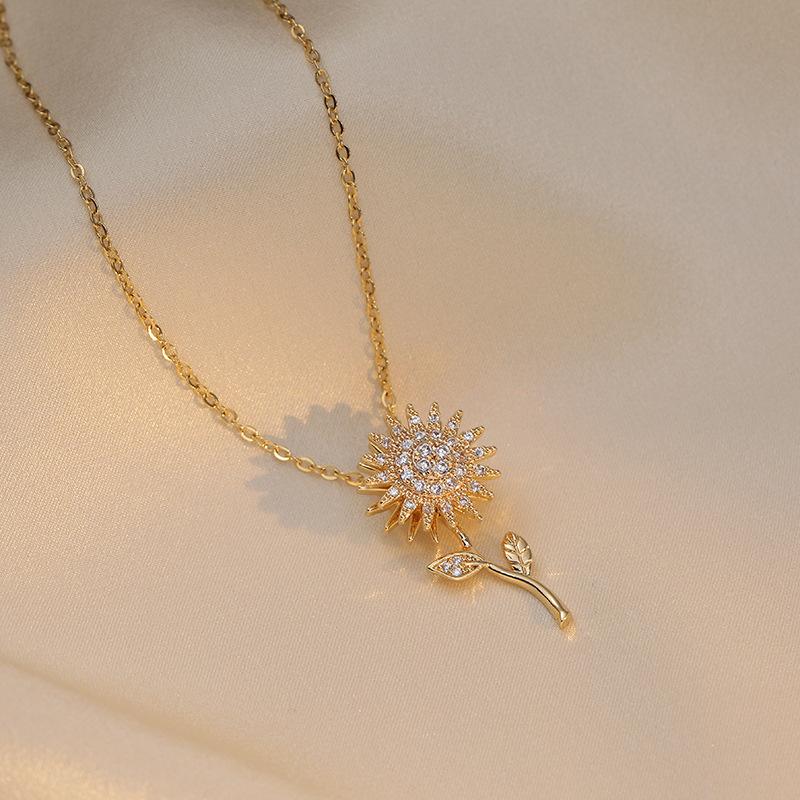 Plated Ins Style Flower Pendant Necklace Temperament Light Luxury Niche Design Sense.