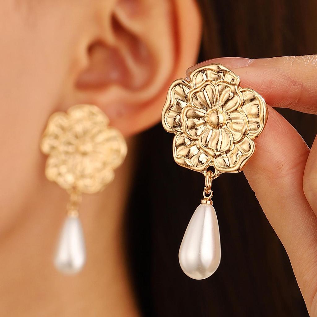 European & American Cold Style Metal Stud Earrings: Retro, High-End, Smooth Design with Personality Ear Cuffs