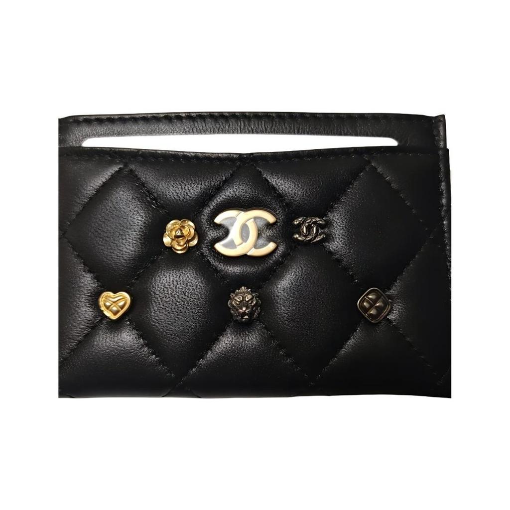 Chanel 23A Kadın Altın Tokalı Amblemli Kapitone Kuzu Derisi Kartlık Siyah
