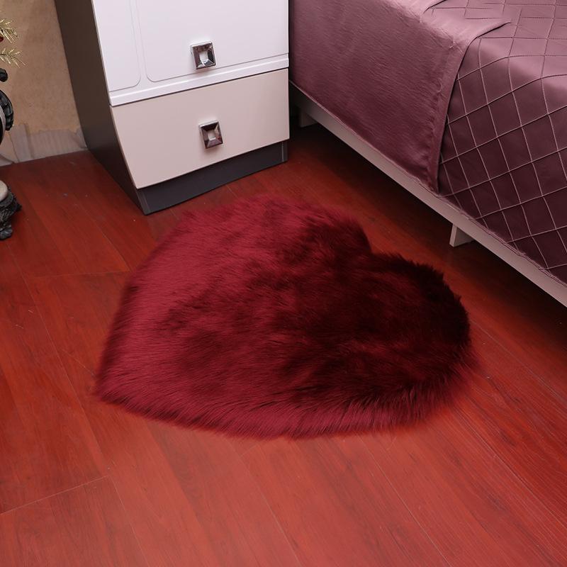1pcs Mini Love Heart Rugs Artificial Wool Sheepskin Hairy Carpet Gorgeous Home Bedroom Decoration Carpets Soft Non-slip Mat