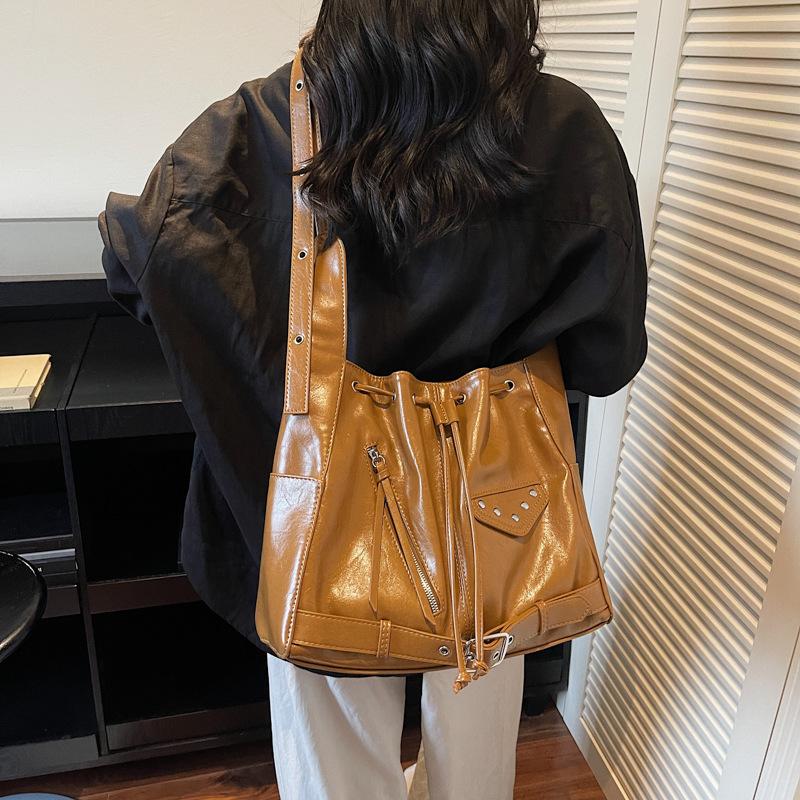 Bag women's 2025 autumn and winter new drawstring bucket bag women's multi-pocket shoulder bag going commuter messenger bag