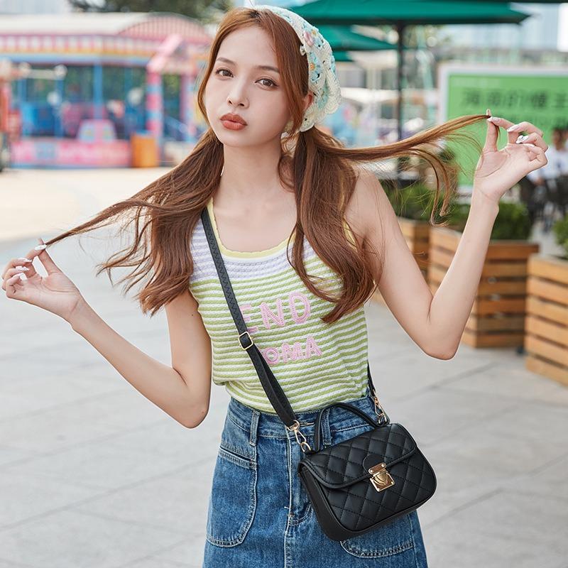 Bag women's new trendy girl messenger bag fashion diamond portable shoulder messenger bag small square bag