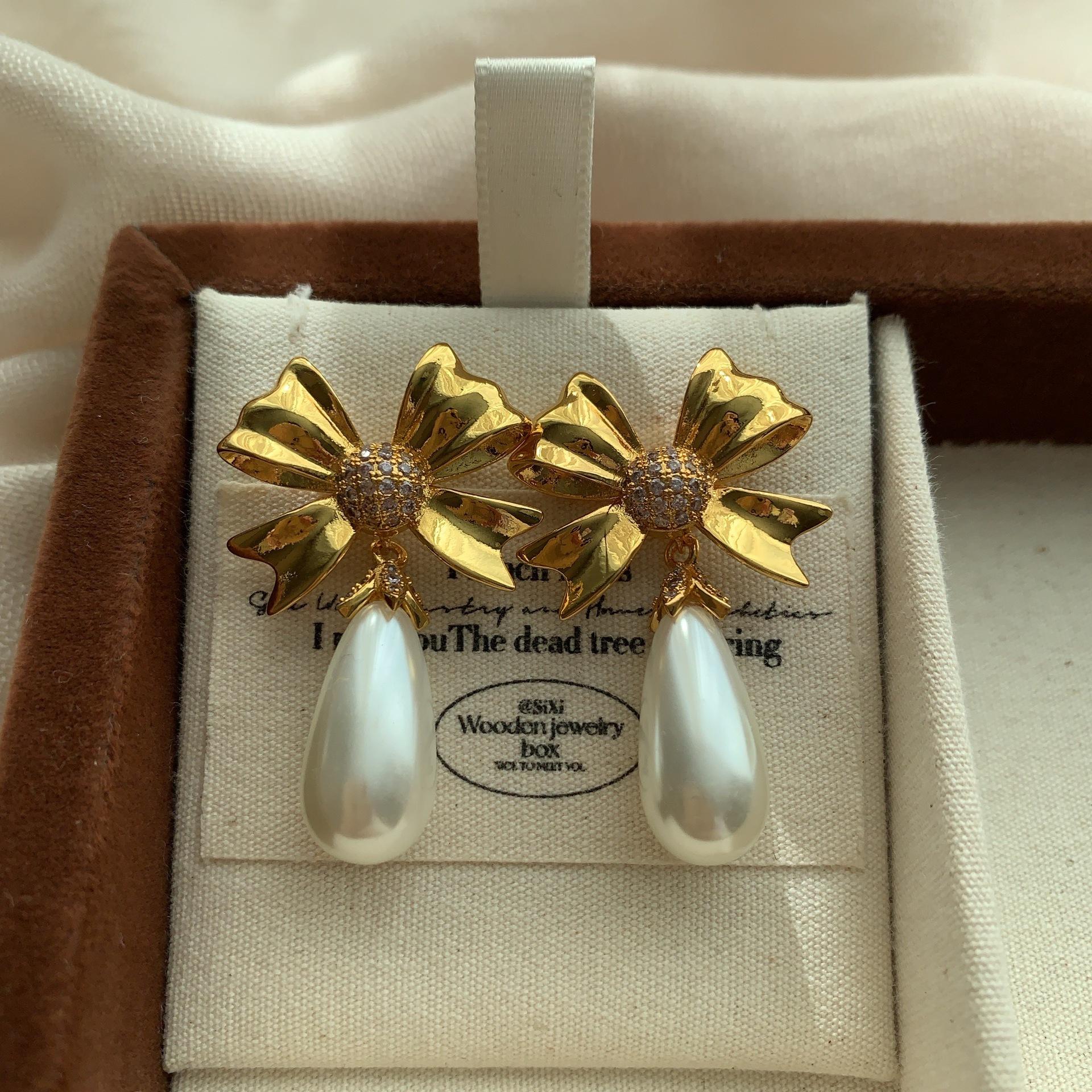 Three-Dimensional Bow Pleated Texture Pearl Stud Earrings Retro Elegant Exquisite Three-Dimensional Luxury Earrings