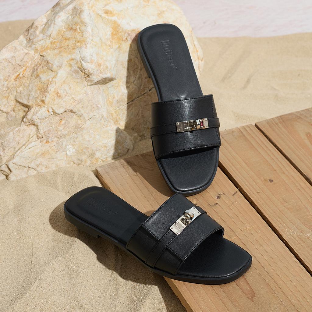 Flat-bottomed slippers women's outer wear 2025 spring and summer new lock niche design Roman sandals fairy wind one-word drag