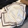 Écharpe carrée florale de luxe légère française impression soie simulation soie foulard foulard de tête foulard pour femmes printemps et été foulard foulard temperament ne