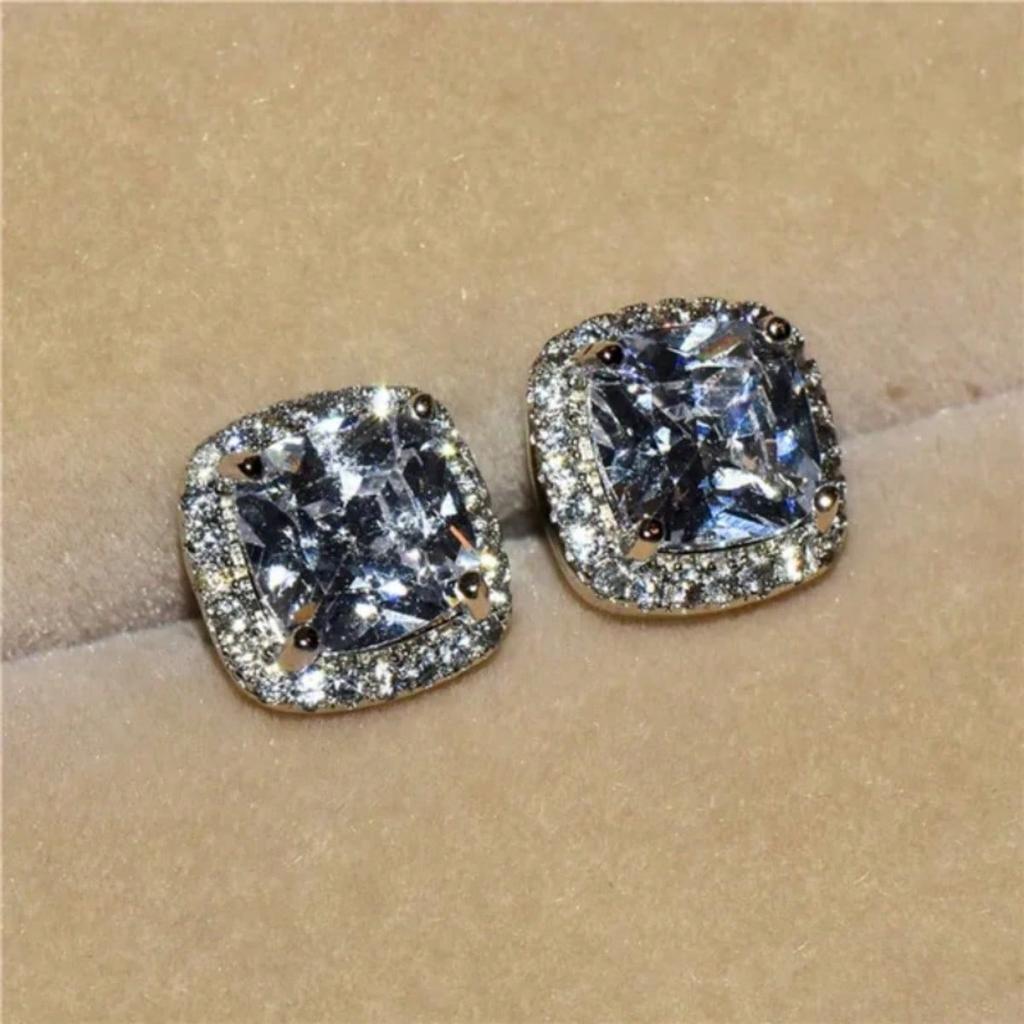 1 Pair of Exquisite and Fashionable Earrings, Set with Synthetic Zircon Earrings, Suitable for Daily Wear