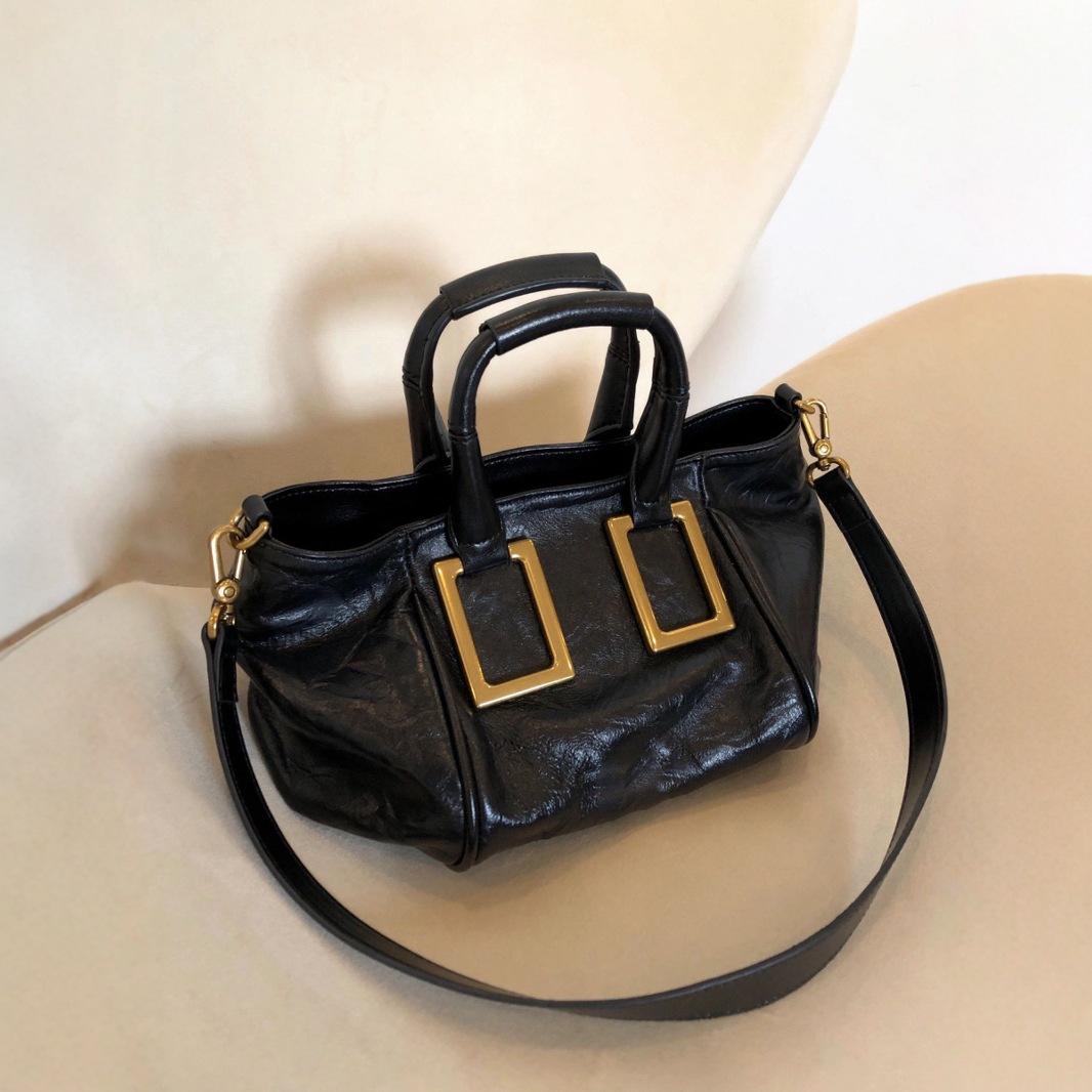 

Large capacity tote bag 2024 new high-end texture niche design commuter large bag portable messenger bag female winter чорний