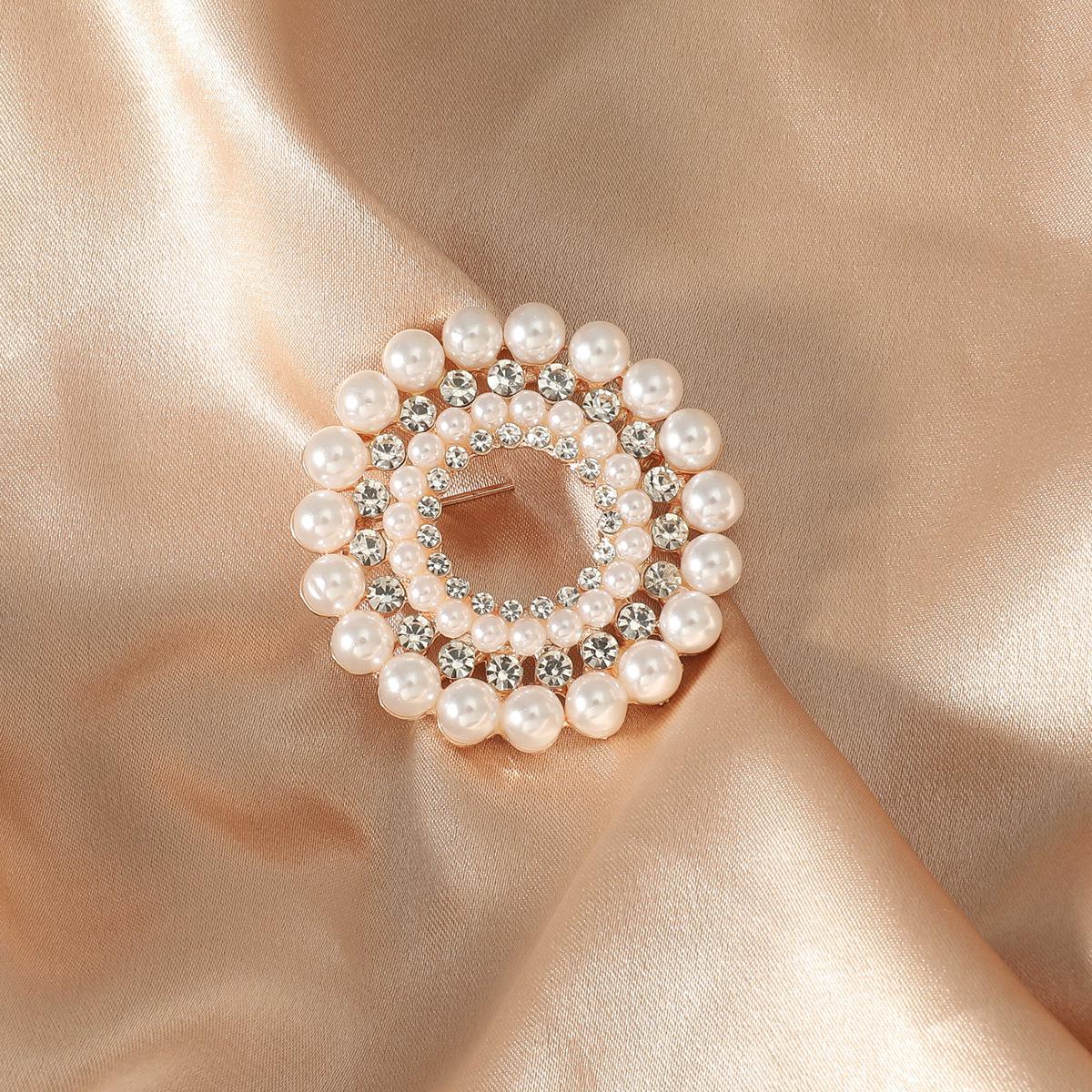 Fashion Jewelry: Rhinestone Pearl Flower Brooch