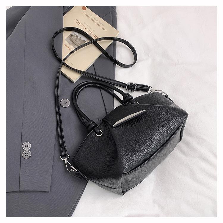 

Retro pleated small bag women s 2025 new fashion portable bucket bag, high-end foreign style versatile commuter messenger bag чёрный