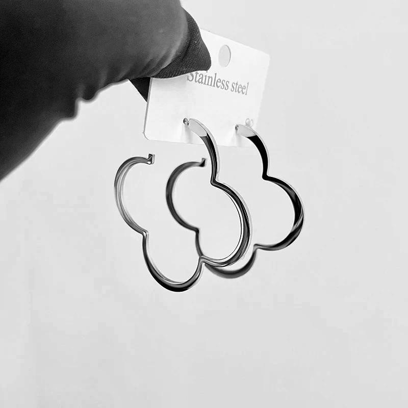 

Серьги из нержавеющей стали с четырьмя листочками клевера и персиковым сердцем в форме буквы V, большие круглые серьги с преувеличенными полыми серьгами и серьги, которые не выцветают