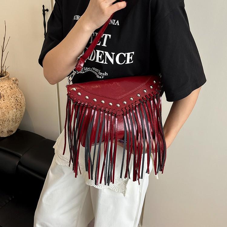 Trendy women's bags, new fringed bags, shoulder bags, messenger bags, envelopes, fashionable and personalized square bags.