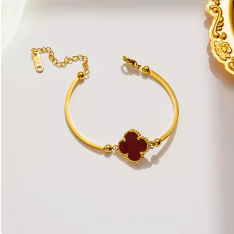 

Титановая сталь Новый четырехлистный клеверный браслет для девочек Не теряйте цвет темперамента Дикая личность Чистый красный свет Роскошные украшения для рук бордовый