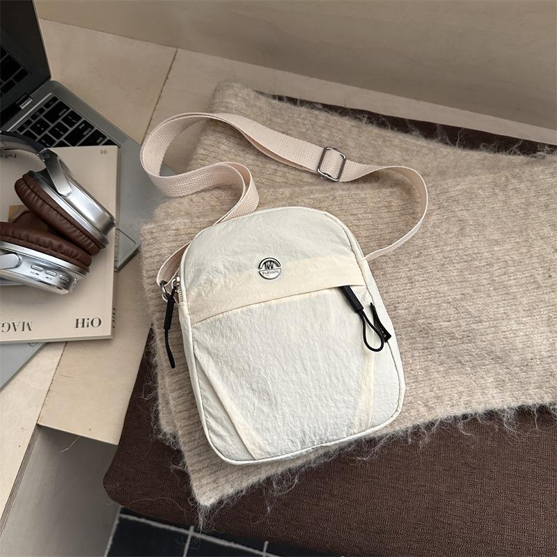 New Commuter Women's Shoulder Bag Crossbody Mobile Phone Bag Women's Simple, Light and Casual Versatile Vertical Small Square Bag Casual