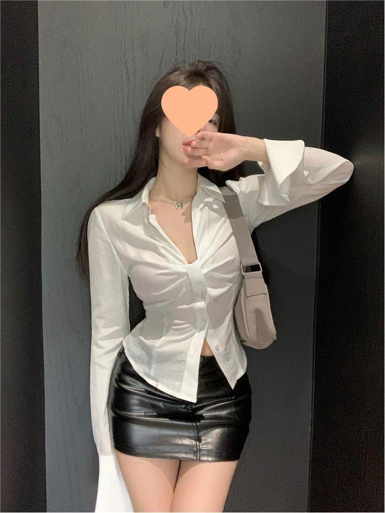 Dámská bílá plisovaná halenka s V-výstřihem a dlouhým rukávem - Francouzský šik, úzký střih