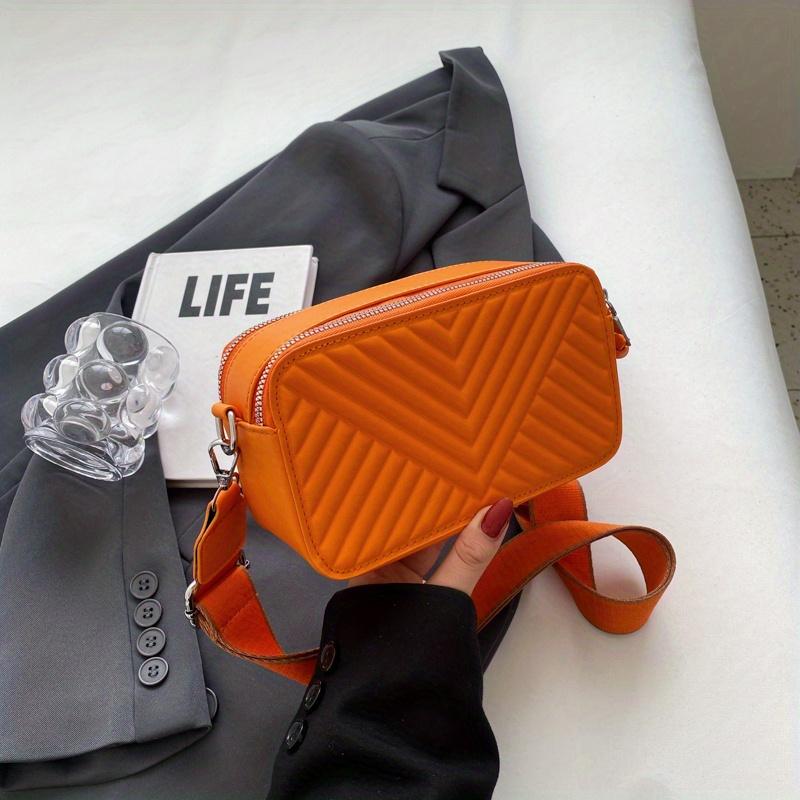 Элегантная однотонная стеганая сумка через плечо с шевронным узором: Стильная квадратная — фото 10