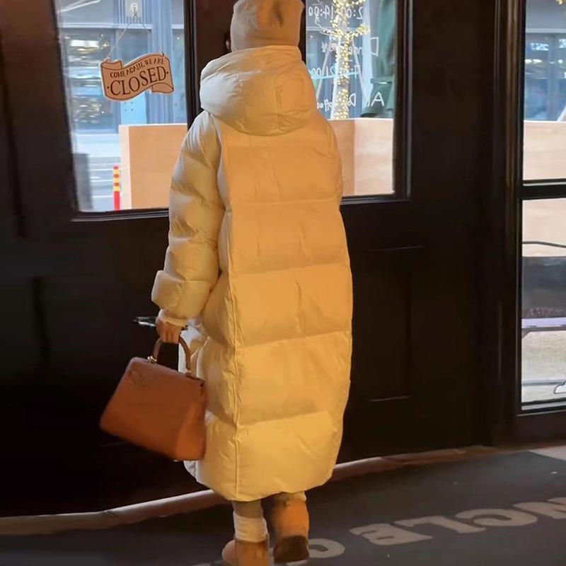 Dámská dlouhá péřová bunda z bílého kachního peří 2025 zima nová módní zateplená s kapucí volná teplá ke kolenům