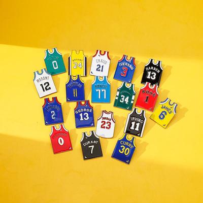 Basketball-Trikot-Brosche: Curry & Kobe Metallabzeichen Anhänger - Kreatives Geschenk für Studenten & Paare.