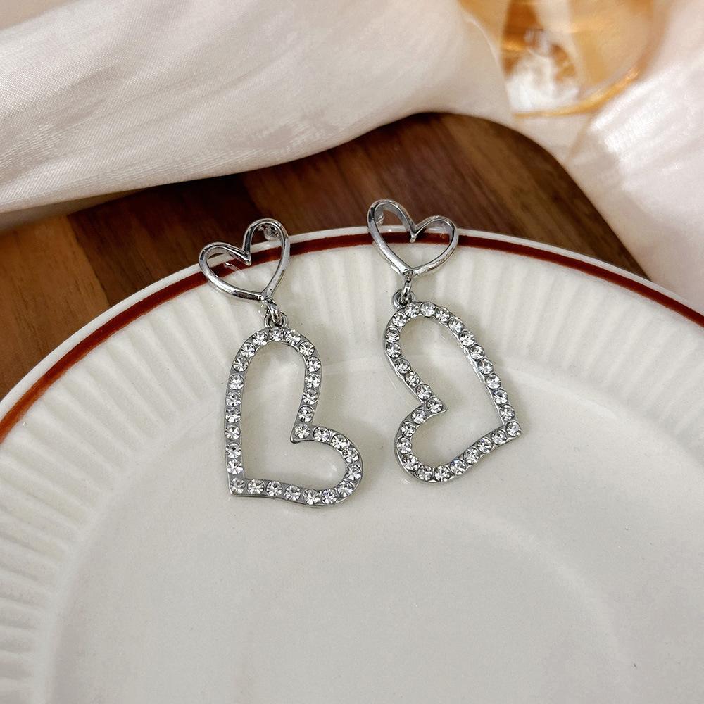 

Серьги-пусеты из простого серебристого металла Серебряная игла