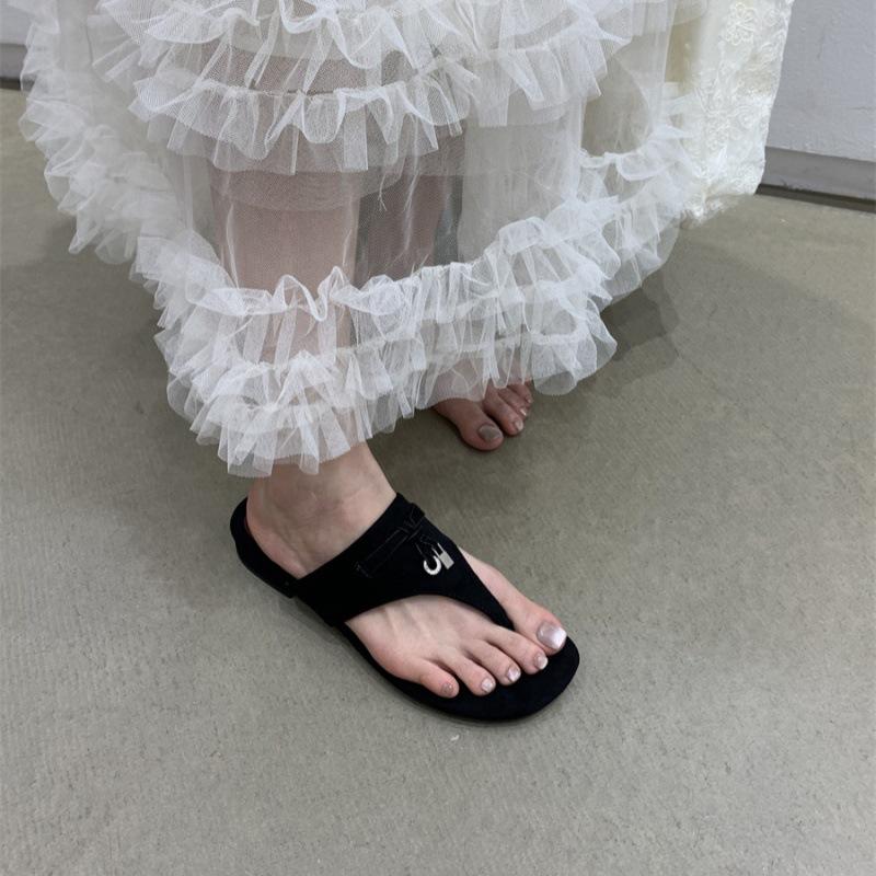 Xiaoxiangfeng girl with skirt toe flip-flops shoes women's summer wear 2025 new pinch foot flat bottom cool slippers