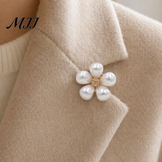 Decorative Brooch Hollow Flower Shape with Faux Pearls, Anti-exposure Small Pin, Long-lasting Electroplating Process Versatile Badge for Coats Shirts