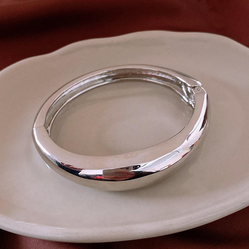 Schickes High-End-Metallarmband: Eleganter, Einzigartiger und Mutiger Damenschmuck