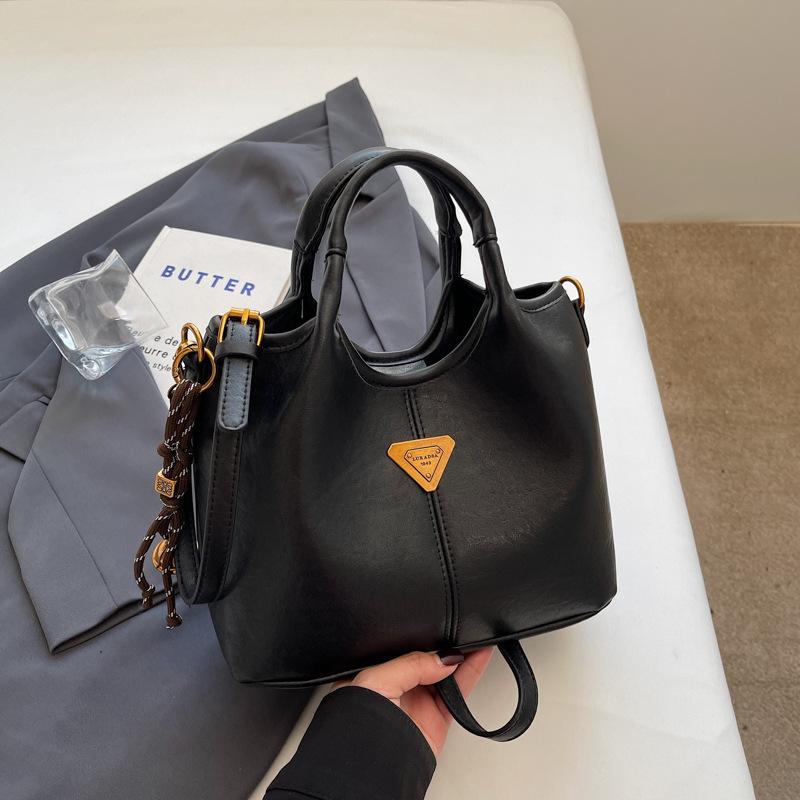 

2025 зима новая ретро корейская легкая роскошь портативная сумка-ведро зарубежный стиль высокая ценность темперамент деловая сумка-мессенджер женская сумка чёрный