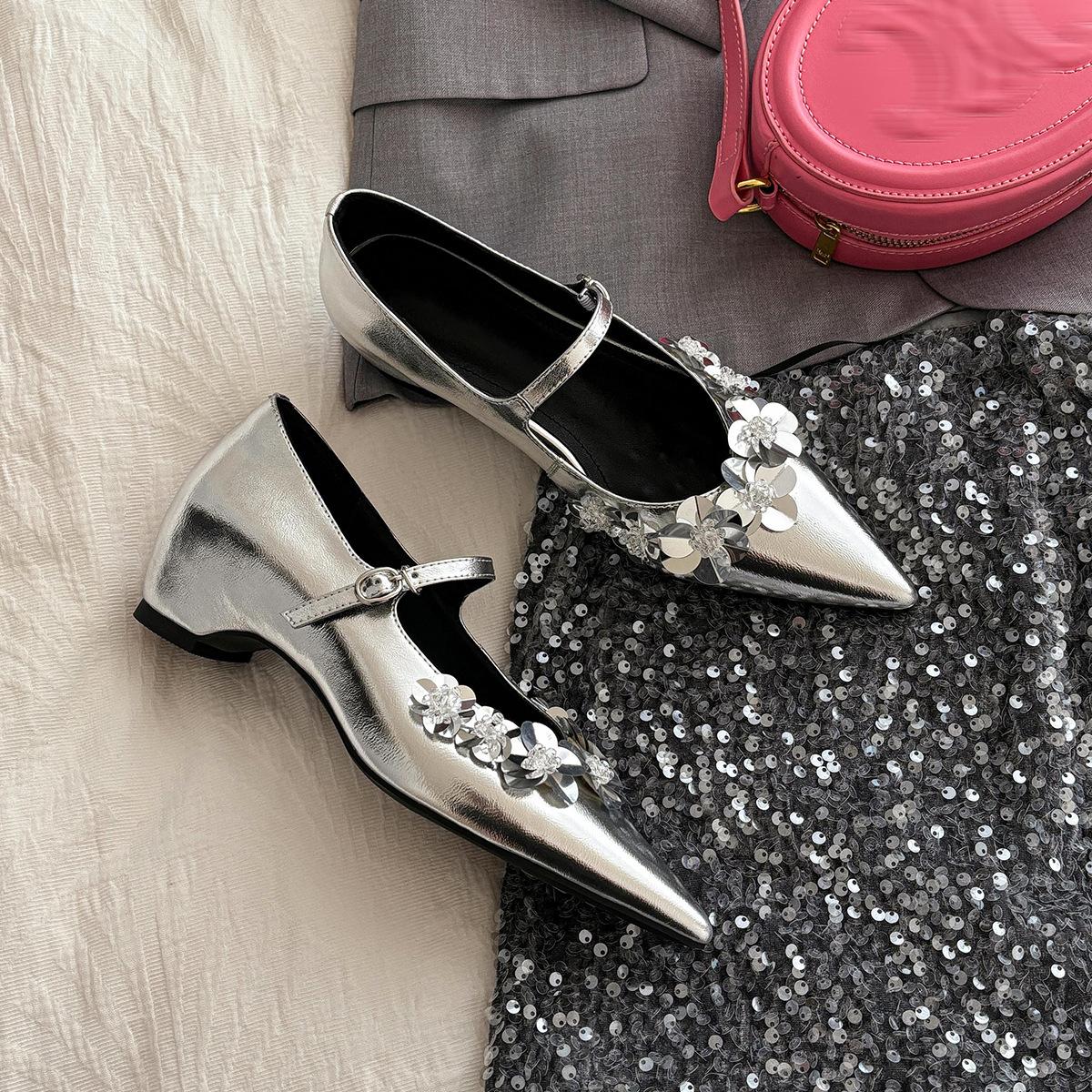 

Sequined flower inner height increase pointed single shoes temperament leather shallow mouth new Mary Jane shoes 34 серебряный
