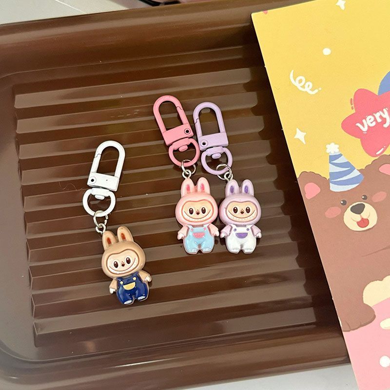 Niedliche Latzhose zum Hochziehen Anhänger Niedlich Cartoon Studenten Tasche Anhänger Geschenk