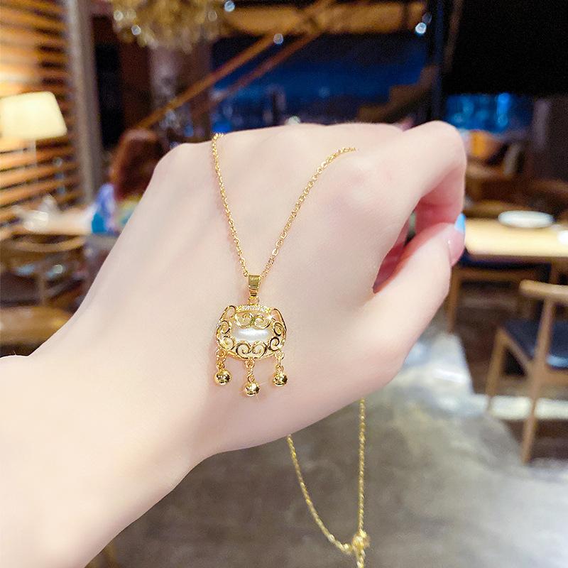 Niche design sense does not fade clavicle chain new fashion simple neck chain Japanese and Korean all-match light luxury titanium steel necklace women