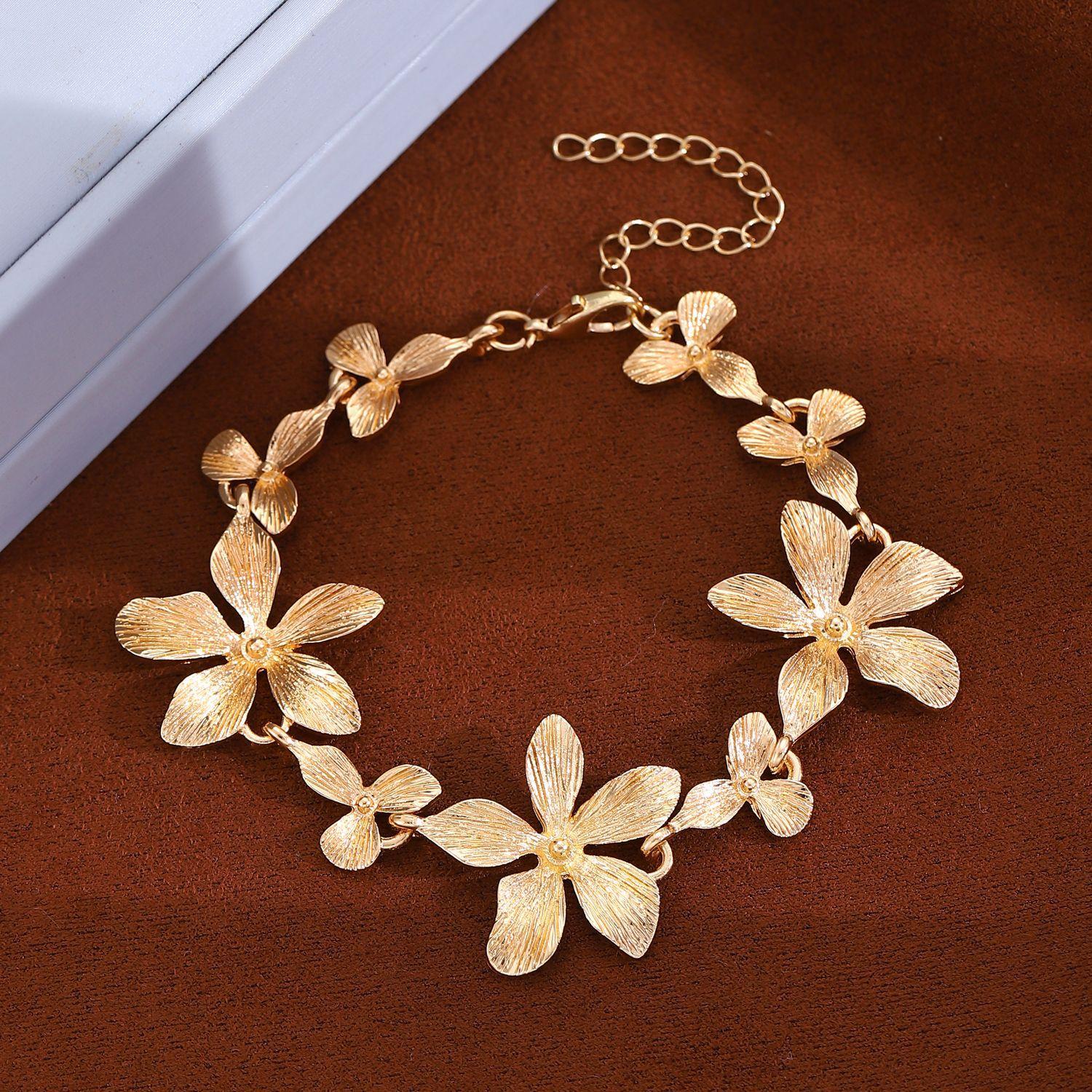 

2025 New splicing gold-plated flower bracelet, light luxury and cold style women s fashion versatile temperament jewelry wholesale