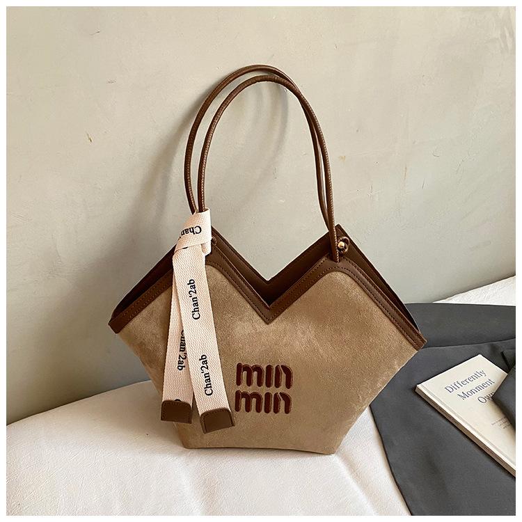 

Large capacity letter underarm tote bag new autumn and winter retro matte contrasting shoulder bag commuter tote bag хаки
