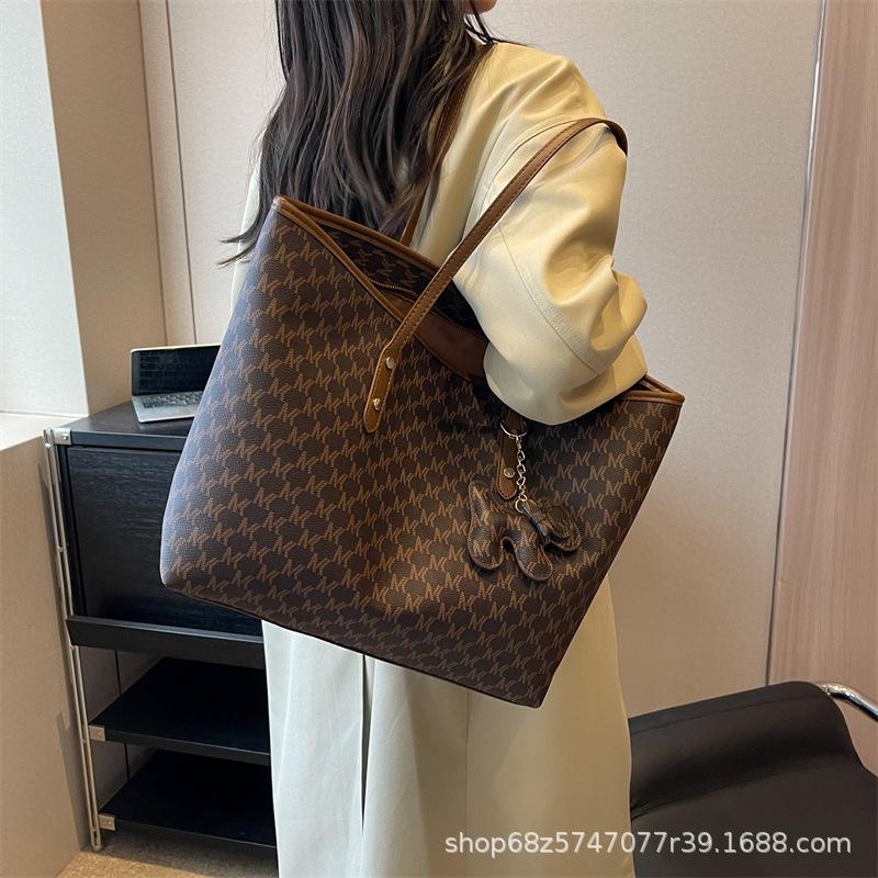 

High-end tote bag women s large capacity 2025 new bag women s winter retro shoulder bag commuter handbag кофейный